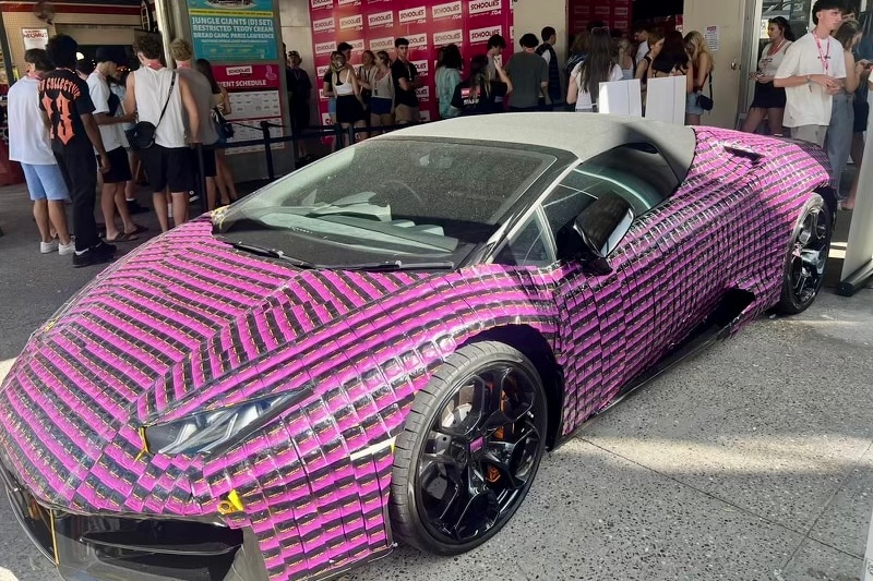 un Lamborghini cubierto de envoltorios de condones
