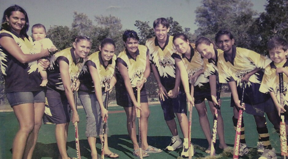 Nova Peris and Brooke Peris with players from the Nightcliff Tigers hockey club.