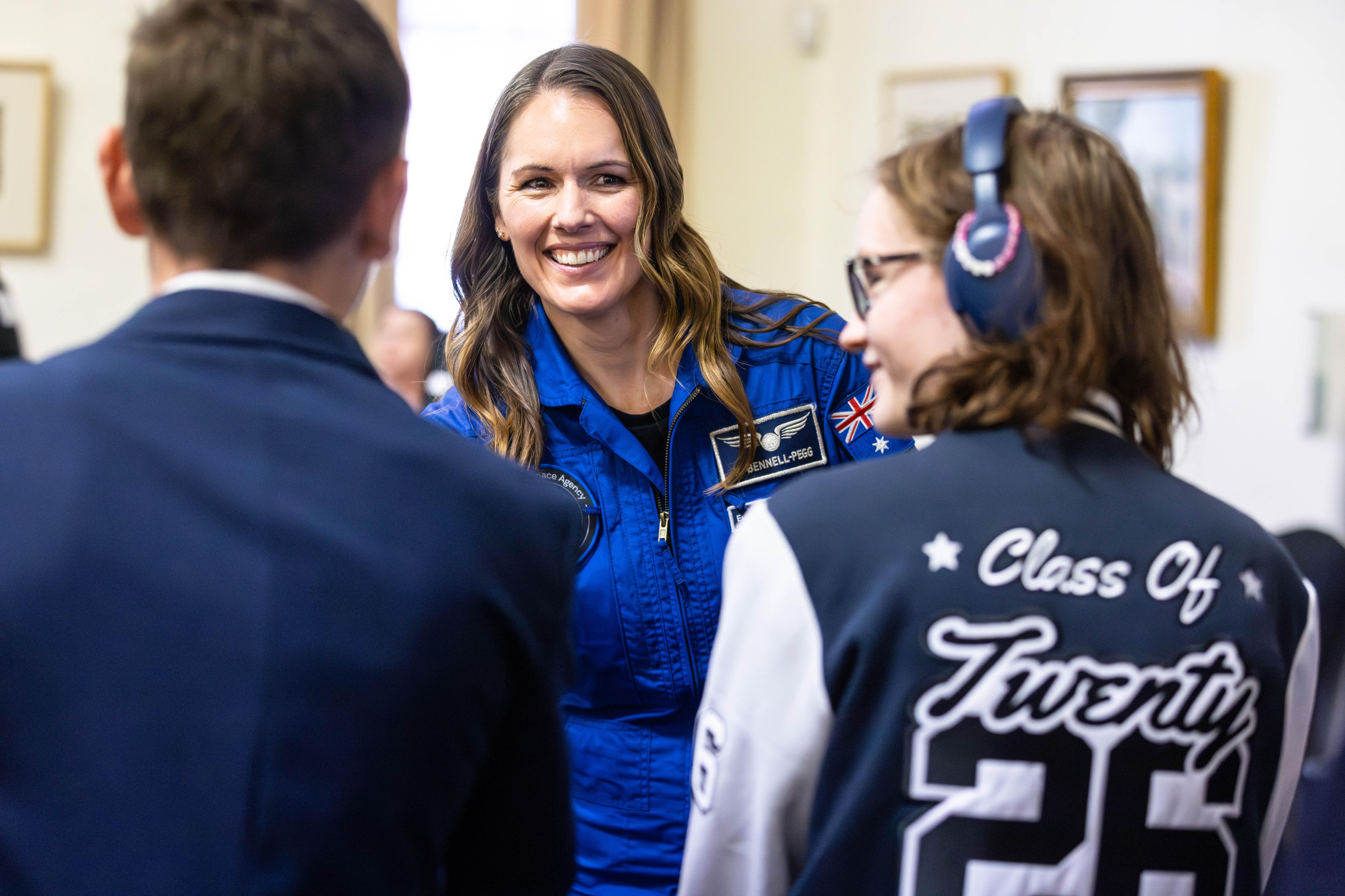 Un astronauta habla con estudiantes de secundaria en una recepción cívica.  