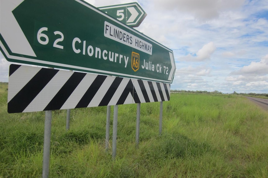 Ein grünes Straßenschild weist darauf hin, dass Cloncurry 62 km entfernt ist.