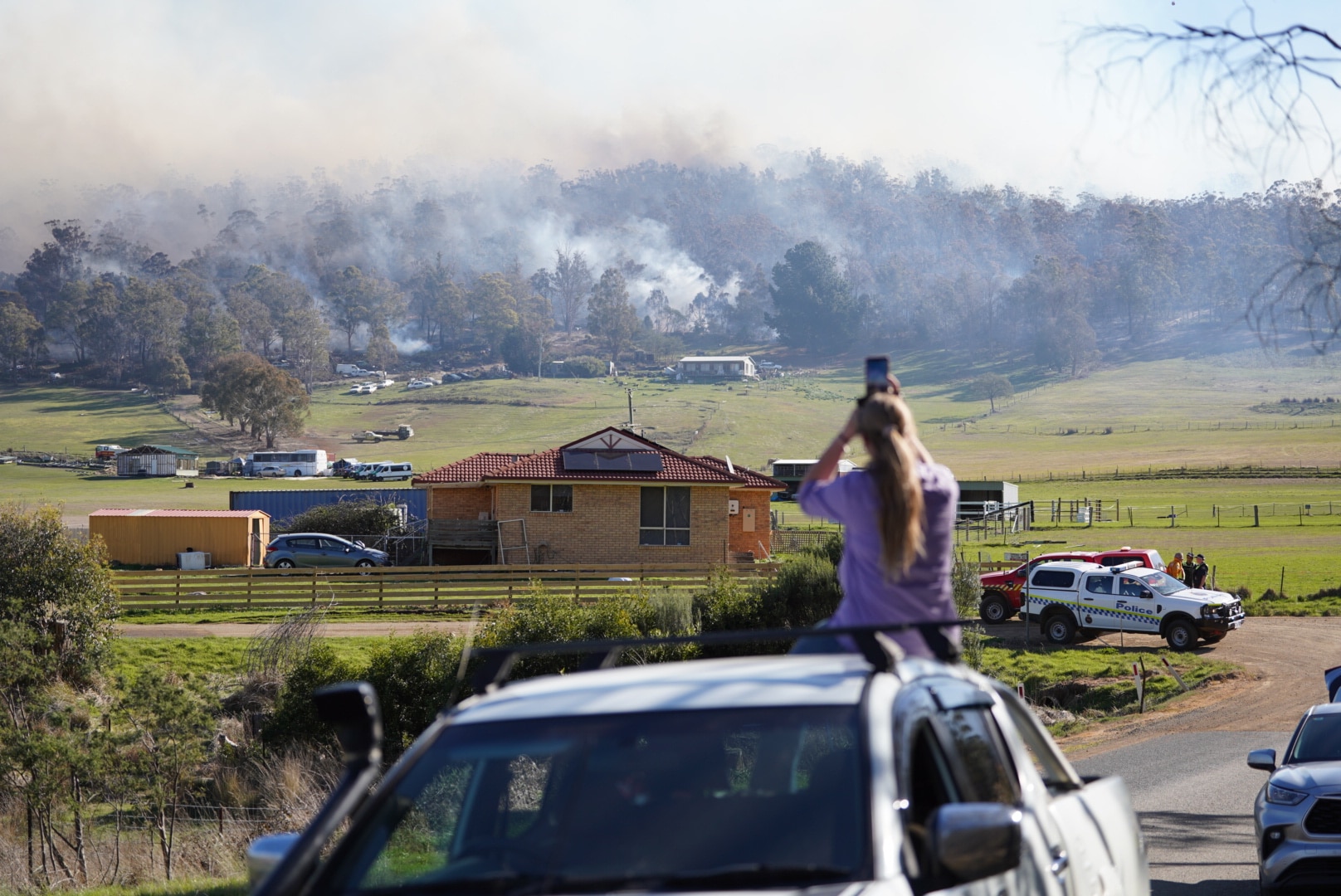 Multiple bushfire alerts in Tasmania as winds make blazes difficult to control