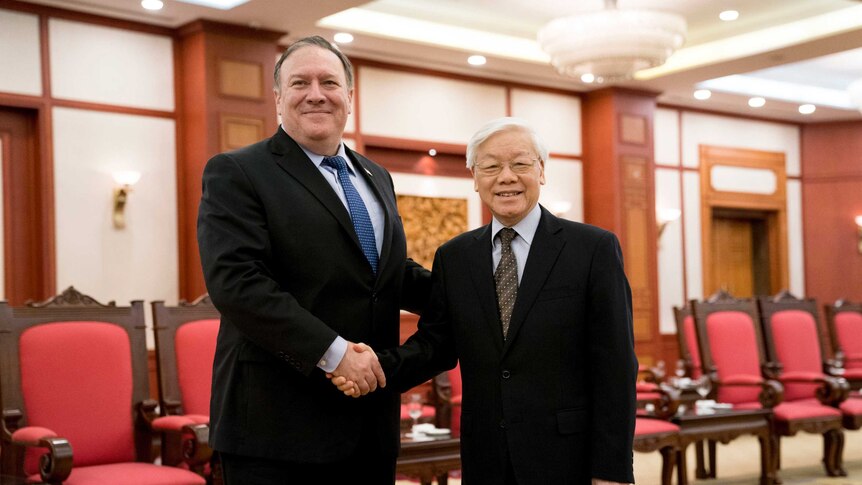 Mike Pompeo shakes hands with Vietnamese General Secretary Nguyen Phu Trong