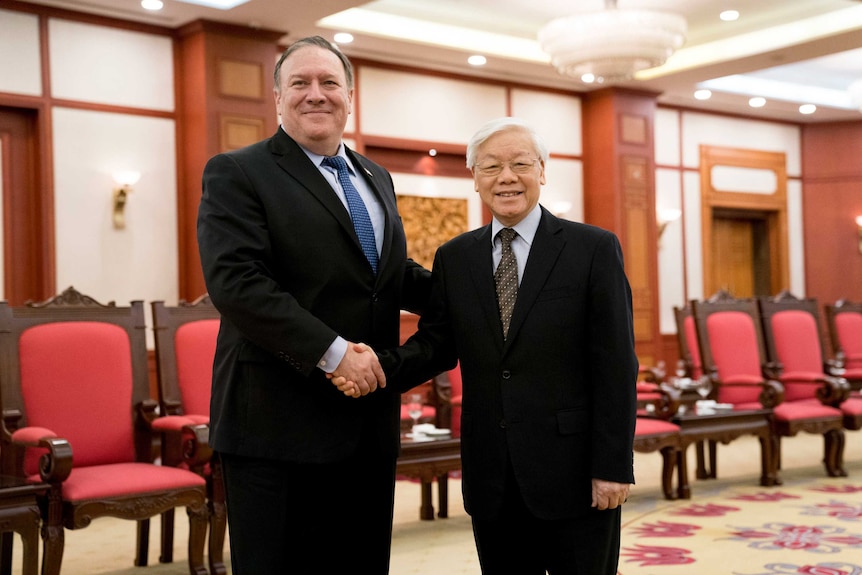 Mike Pompeo shakes hands with Vietnamese General Secretary Nguyen Phu Trong