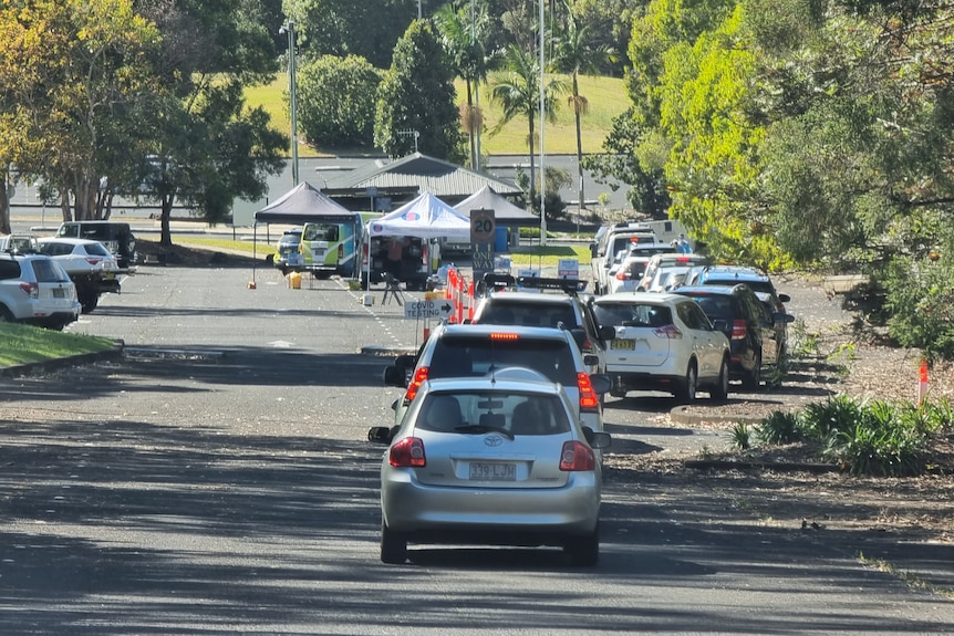 Cars line up at the drive through covid -19 testing facility in Lismore.
