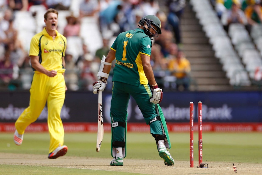 Joe Mennie bowls Hashim Amla