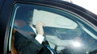 Paul Manafort hides from media in his car