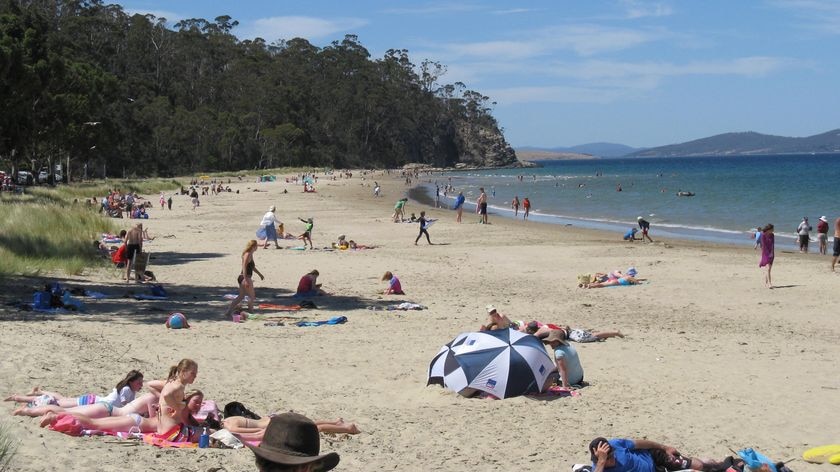 Beach goers at Tasmania's Kingston beach as summer temperatures reach the early 30s.