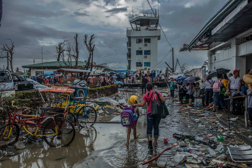 People queue for aid after Typhoon Haiyan