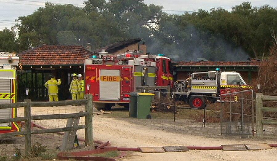 Family Forced To Flee As Fires Destroy Homes - ABC News