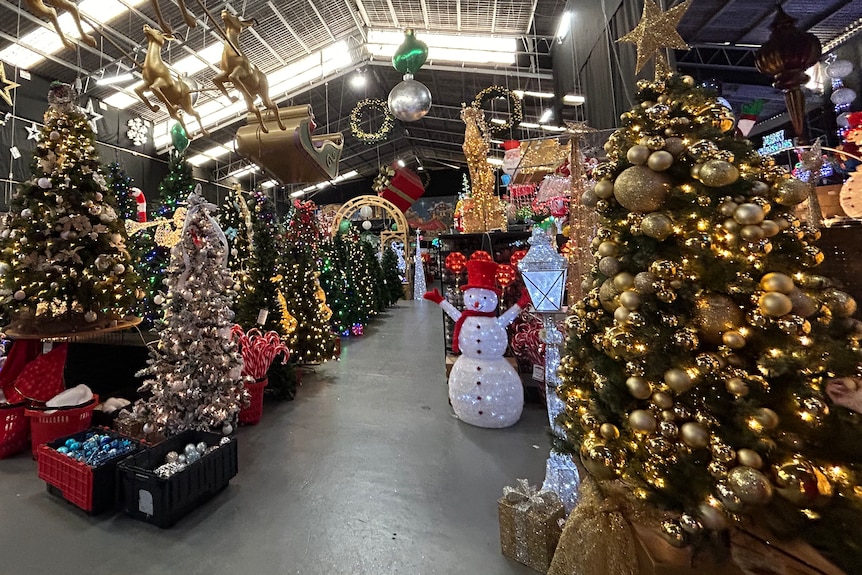 Étagères dans les magasins remplies d'ornements et de décorations de Noël