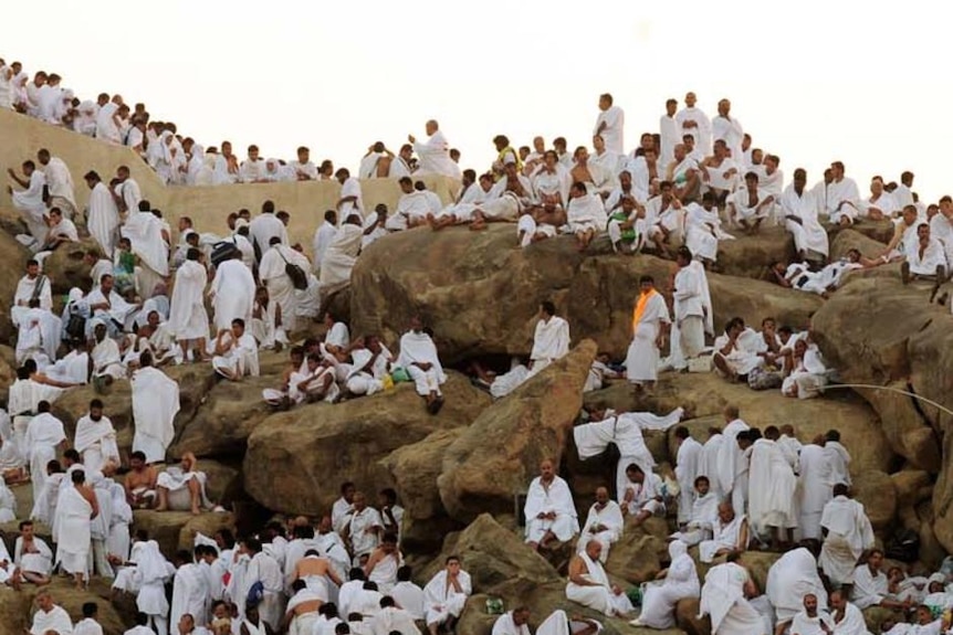 Peziarah Muslim datang untuk berdoa di Gunung Arafat