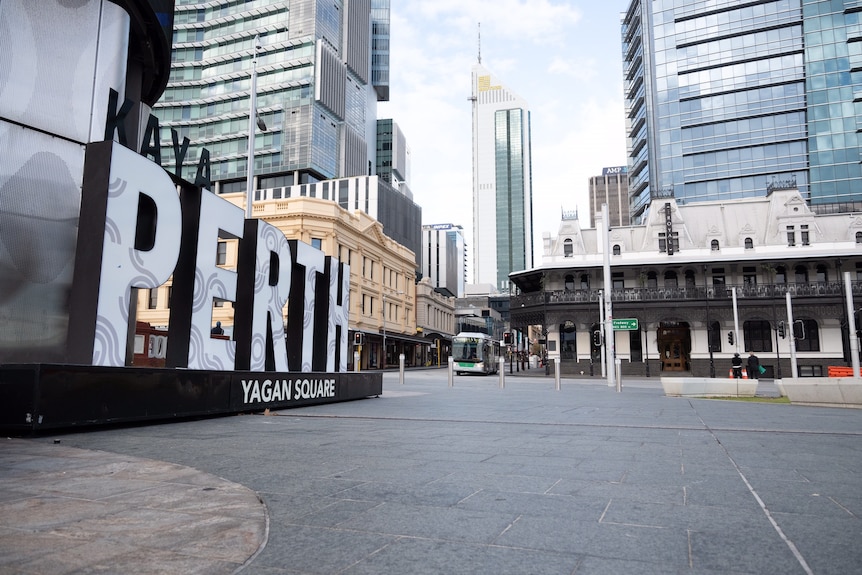 Yagan Square vacía en Perth con el gran cartel de Yagan Square a la izquierda y el CBD al fondo.