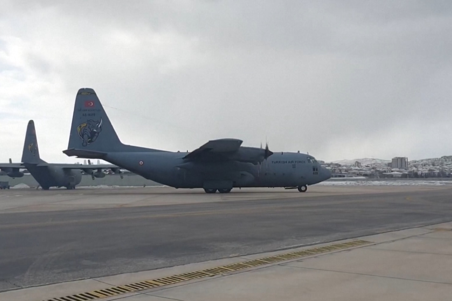 Um avião de transporte militar turco na pista de um aeroporto.