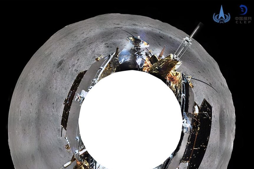 Badan Antariksa China menunjukkan foto 360 derajat dari permukaan abu-abu Bulan, dan robot penjelajah.