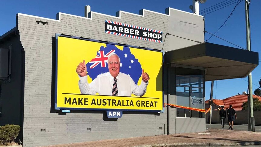 Iklan Make Australia Great dari Cliver Palmer.
