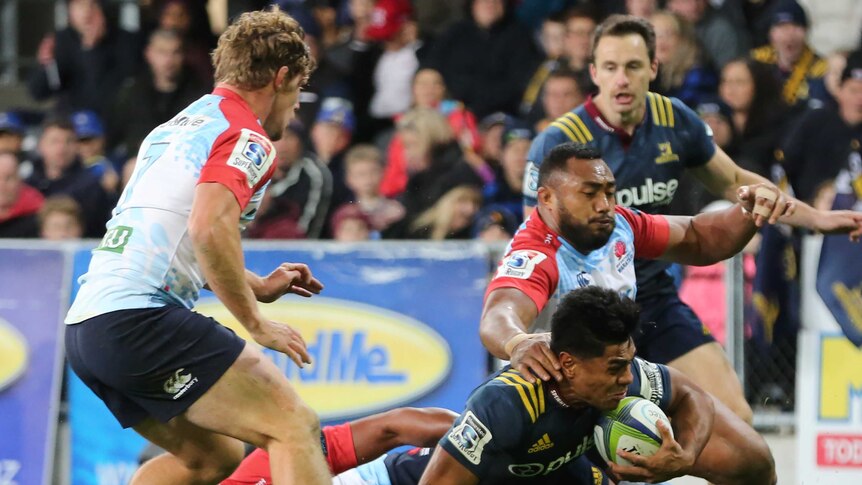 Highlanders centre Malakai Fekitoa dives toward the goal line against the Waratahs.