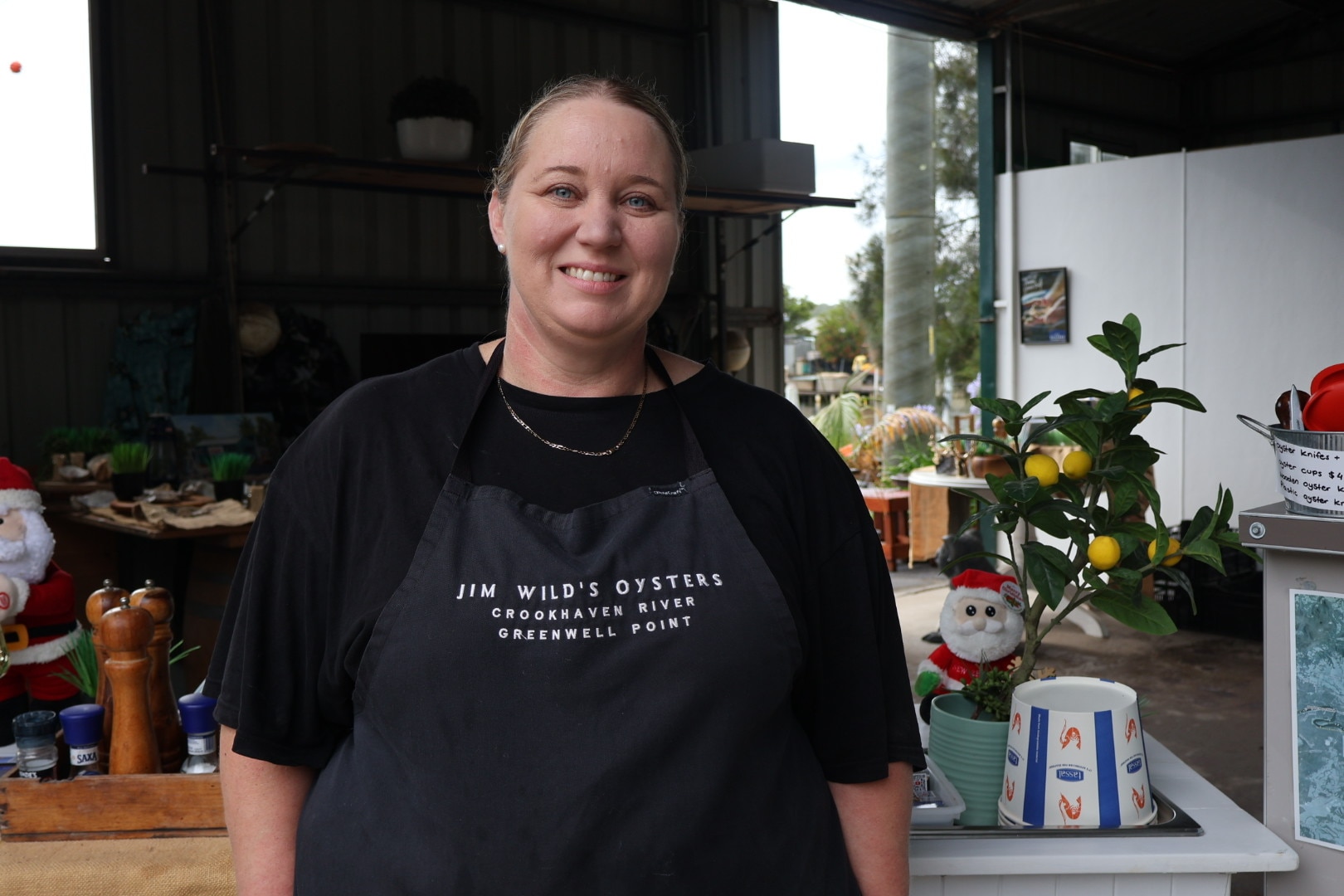 Una mujer con delantal en una tienda minorista.
