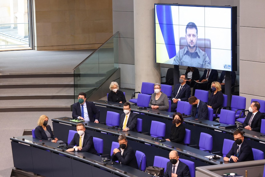 Ukraine's president appears onscreen in Bundestag.