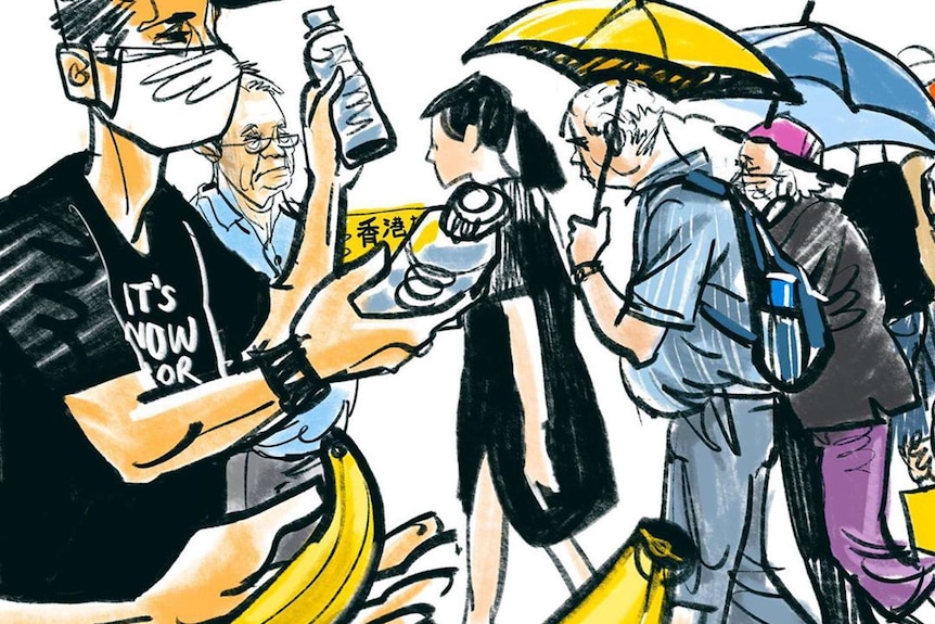 抗议活动中，有人将水和香蕉分给大家。