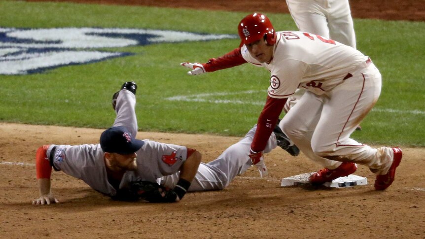 Craig gets tripped by Middlebrooks in World Series