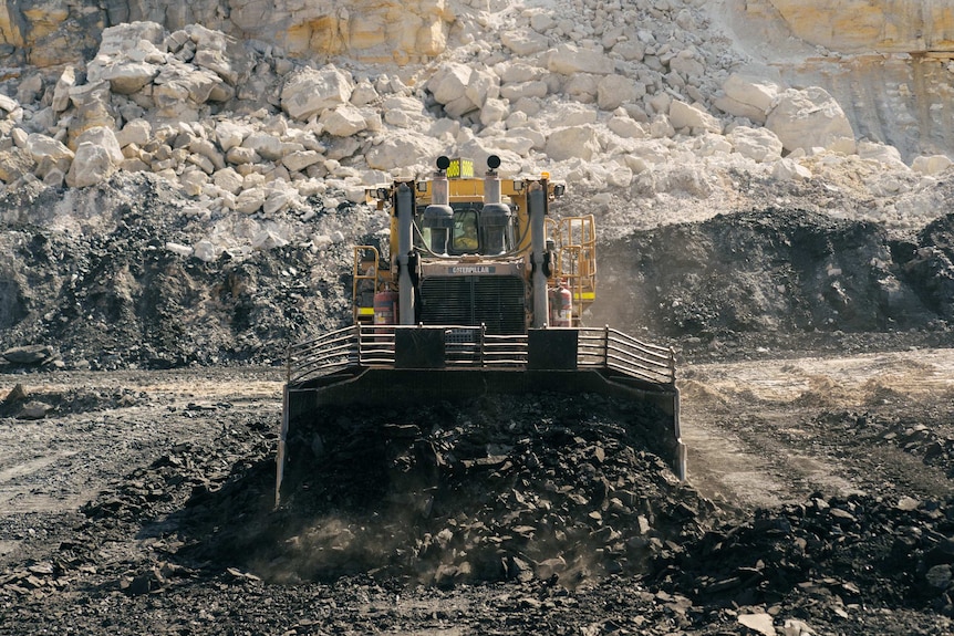Большая машина загребает уголь на угольной шахте Гриффин в Колли, штат Вашингтон.