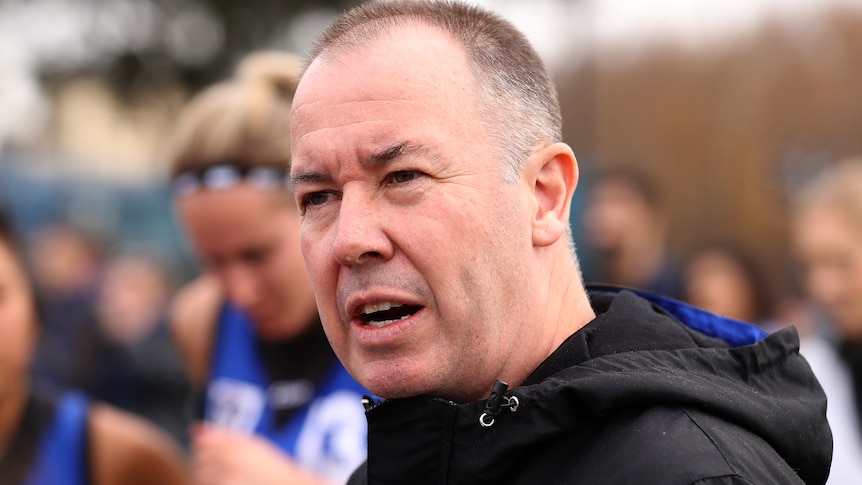 Scott Gowans coaching Vic University VFLW side