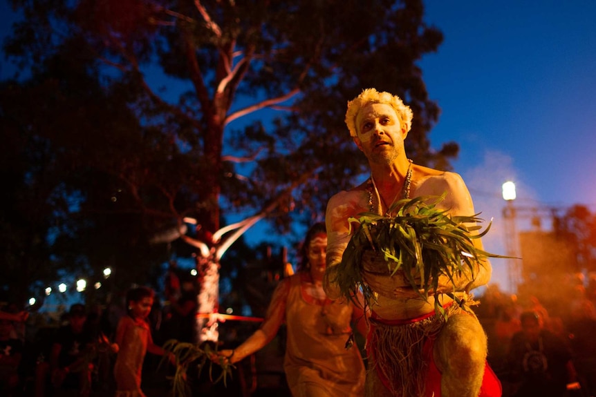 周一（1月25日）晚上，在悉尼的Barangaroo保护区绿地举行了原住民熏烟仪式。