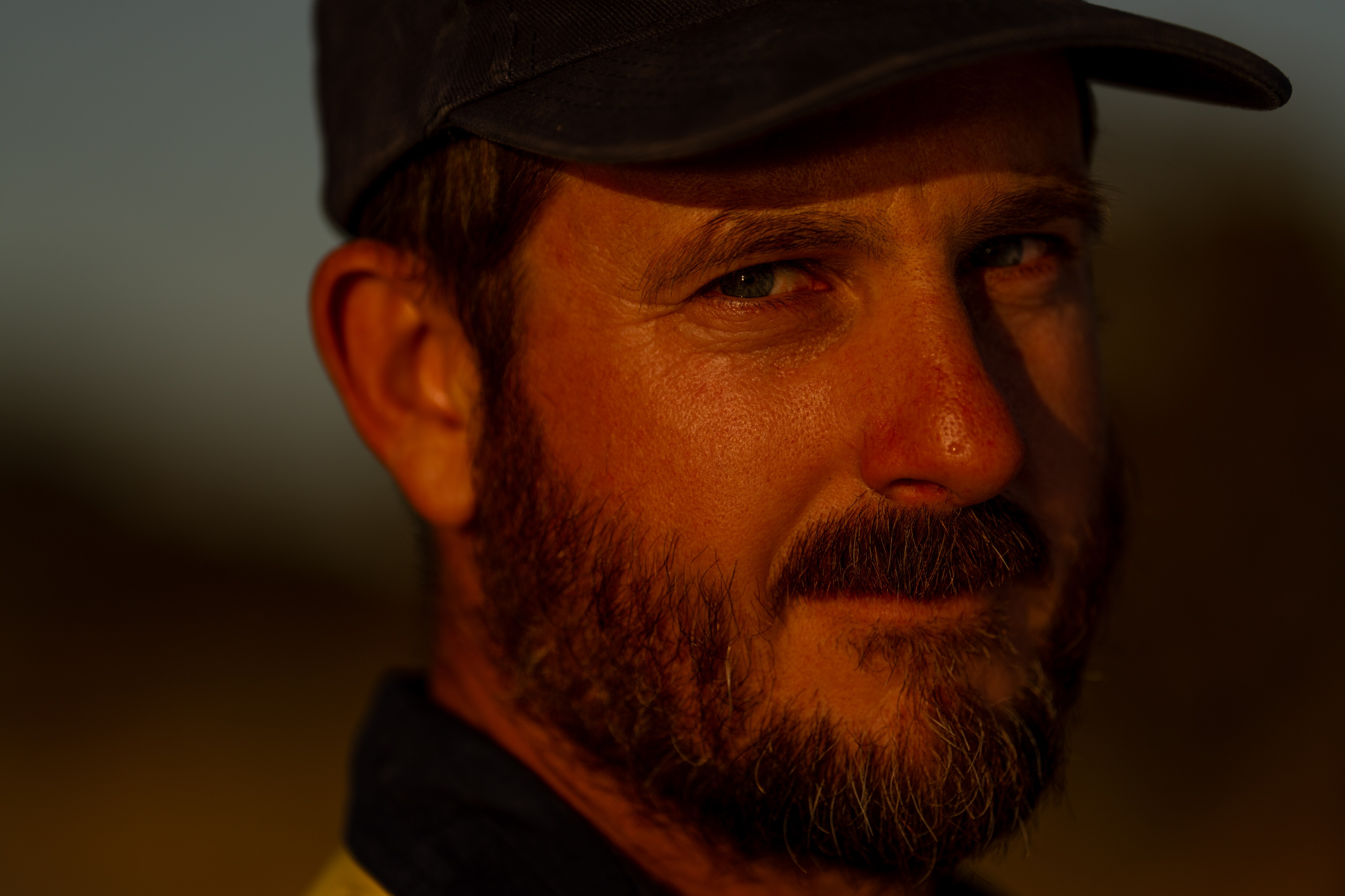 Un primer plano de la cara de un hombre al anochecer.
