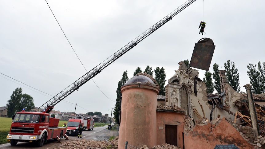 Quake reduces buildings to rubble