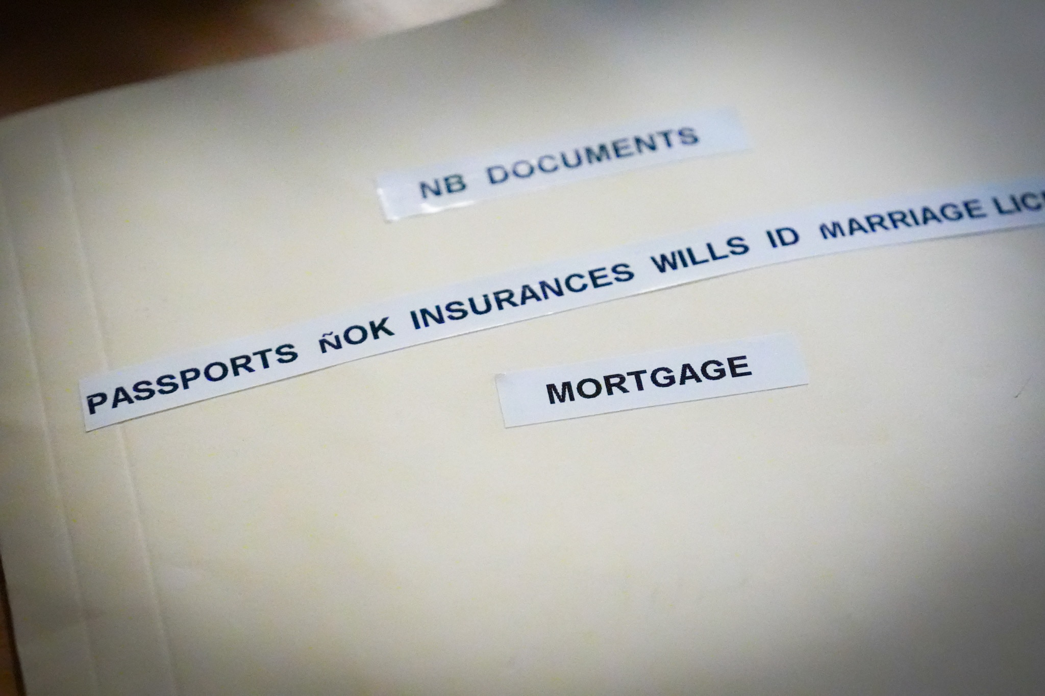 Kay Douglas e seu marido Mark, que perto de sua casa no incêndio florestal de Mariginiup em 2023 24/11/2025 08:11:00