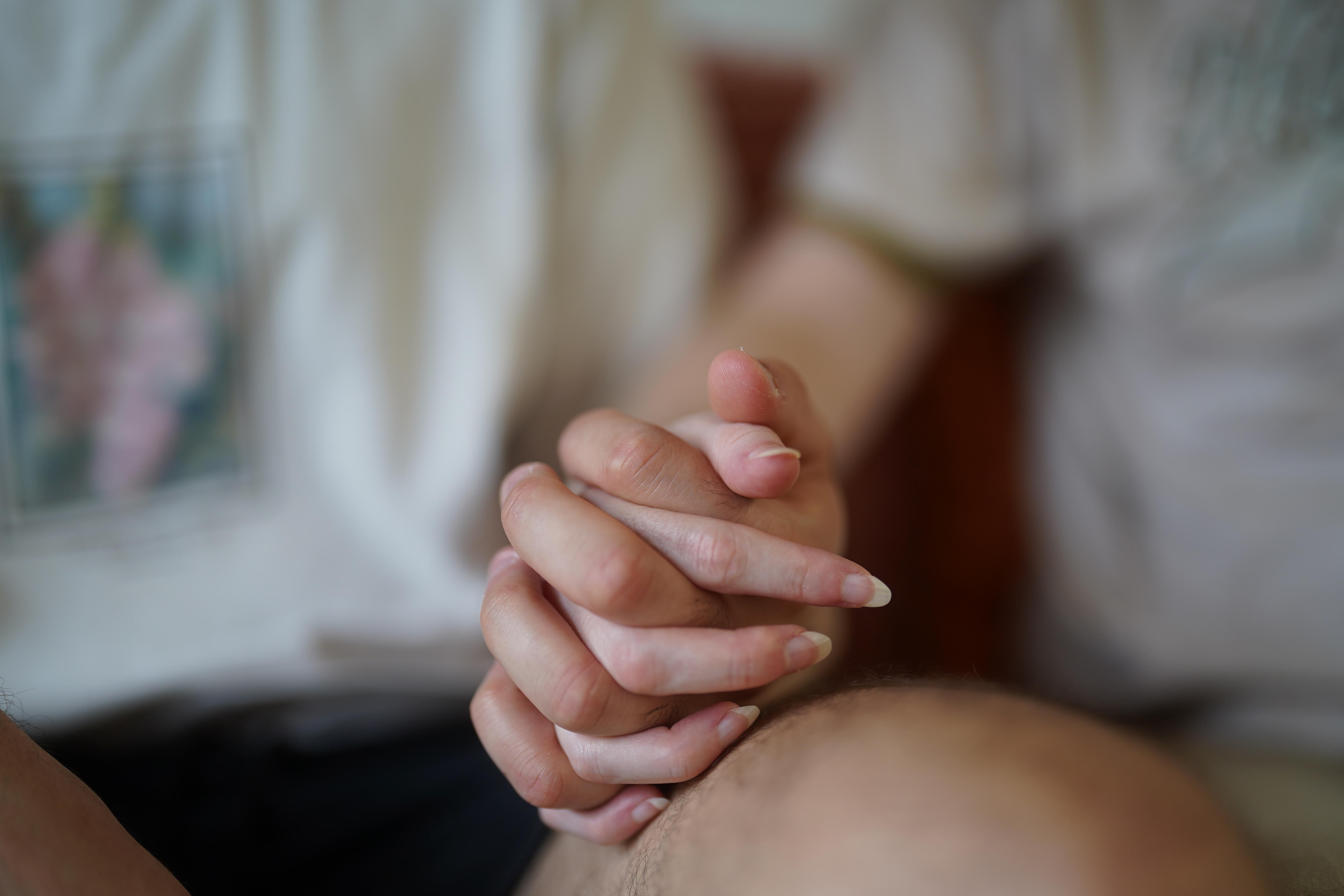 Primer plano de las manos juntas de un hombre y una mujer 