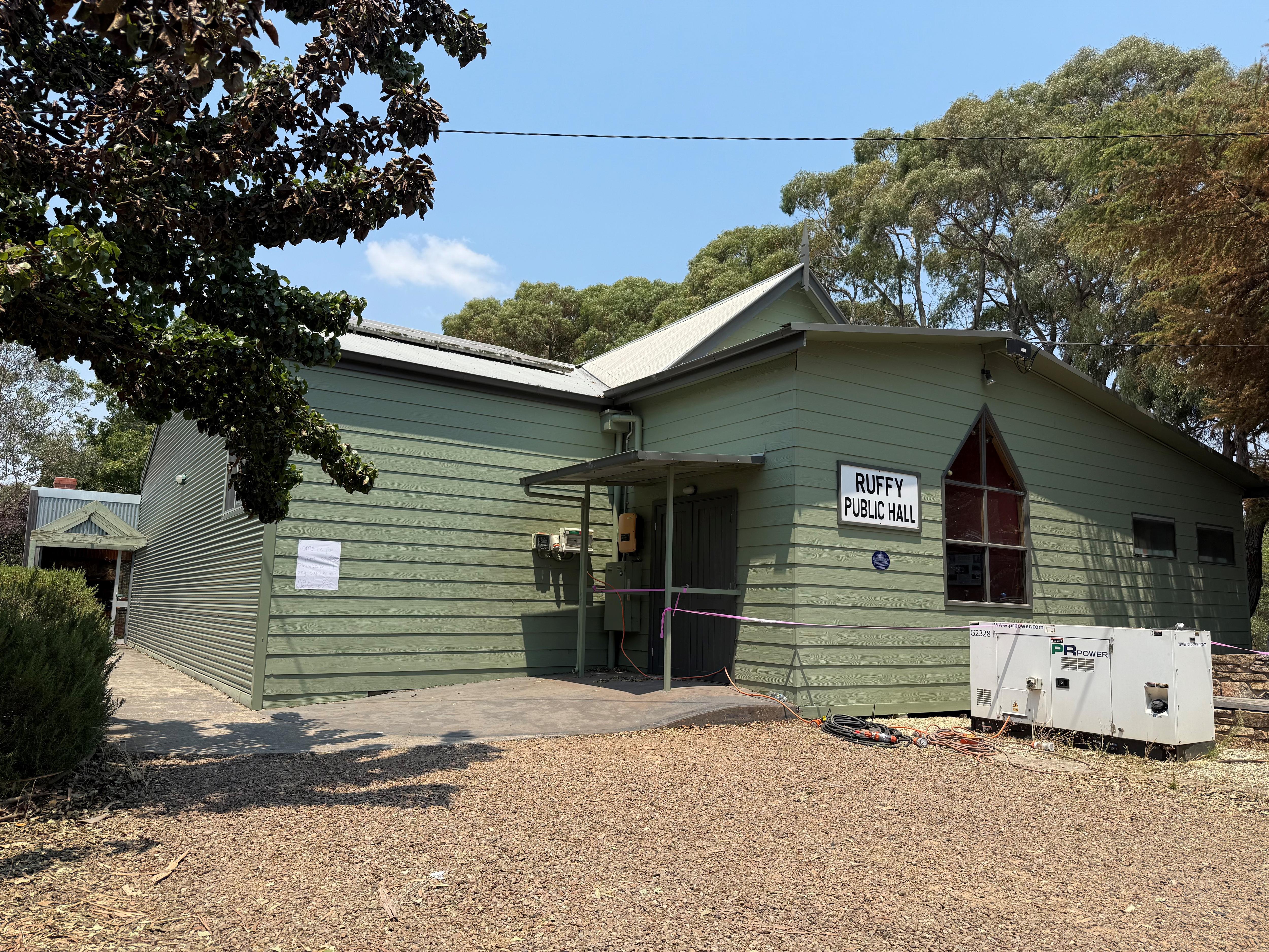 Un edificio ecológico con un letrero que dice “Salón Público”.