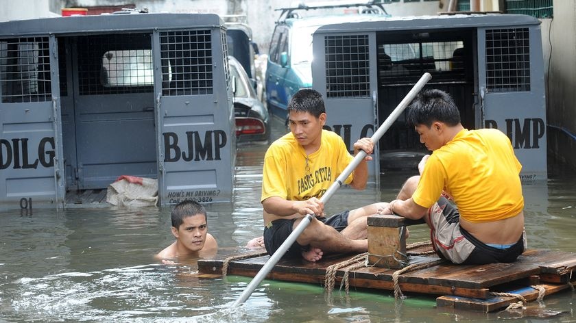 Prisoners float on raft in Manila jail
