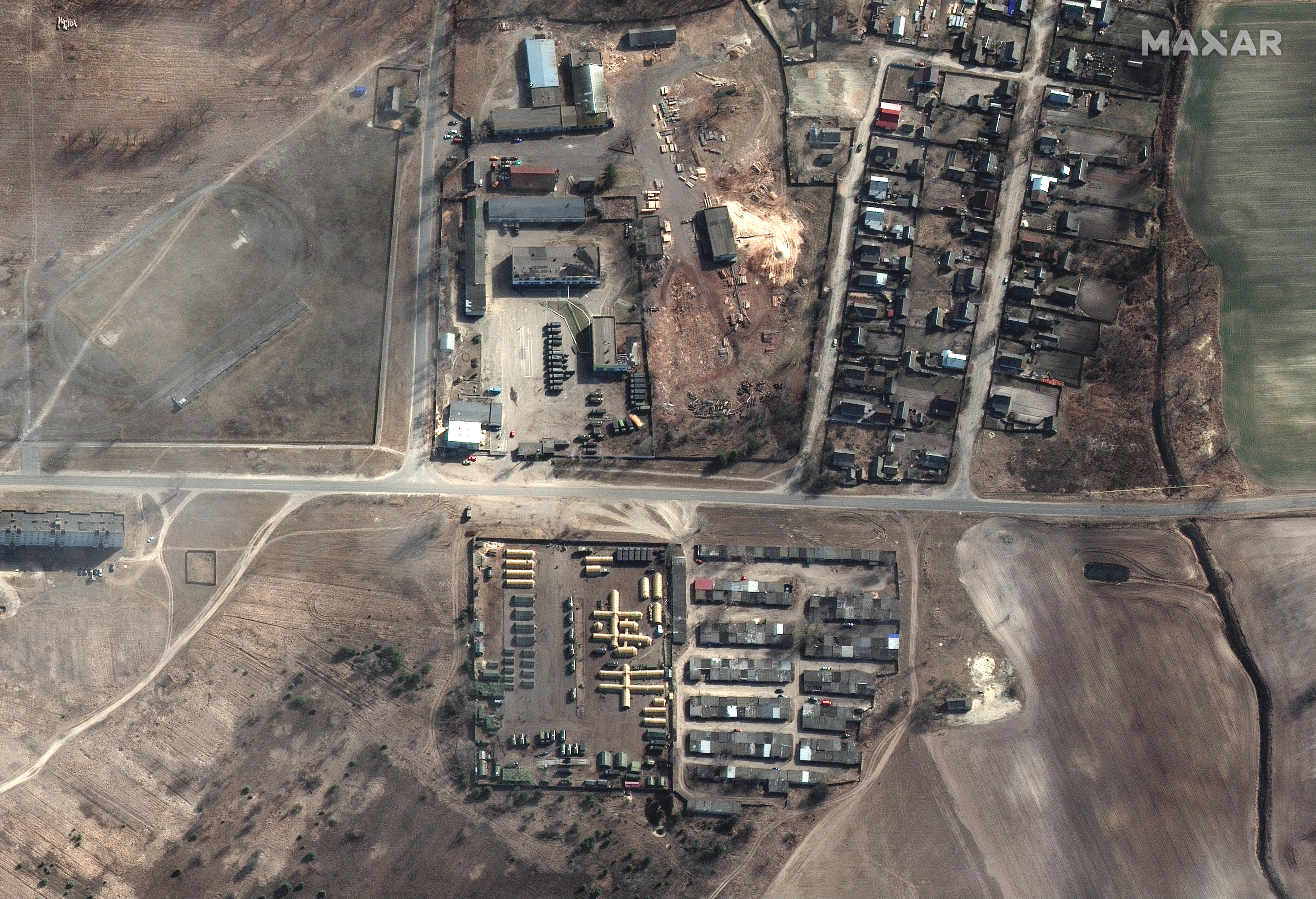 공항에 있는 병원 및 군사 단지의 위성 보기.