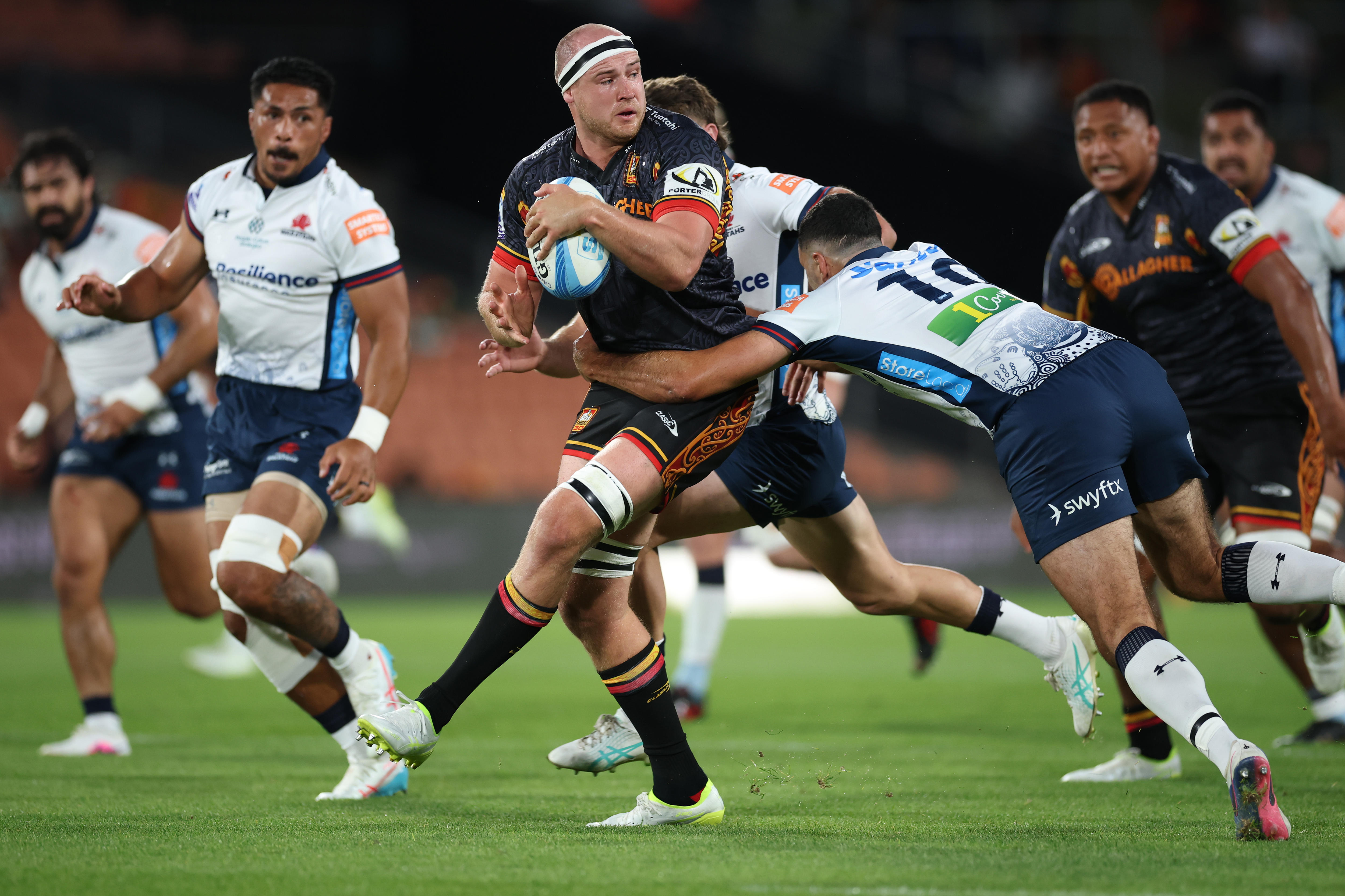 Kaylum Boshier corre com a bola para os chefes contra os Waratahs.