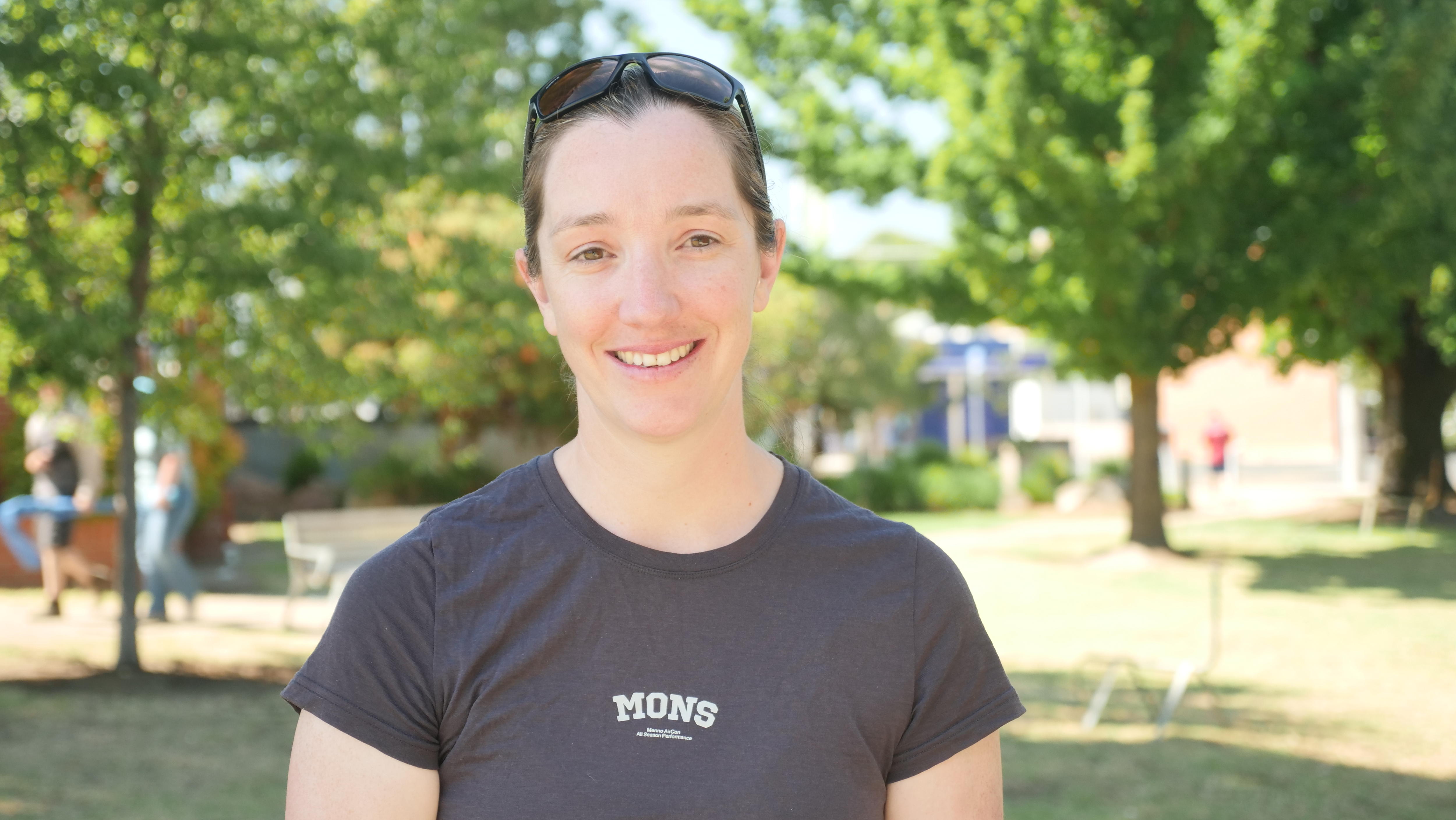 Uma mulher está em um parque 