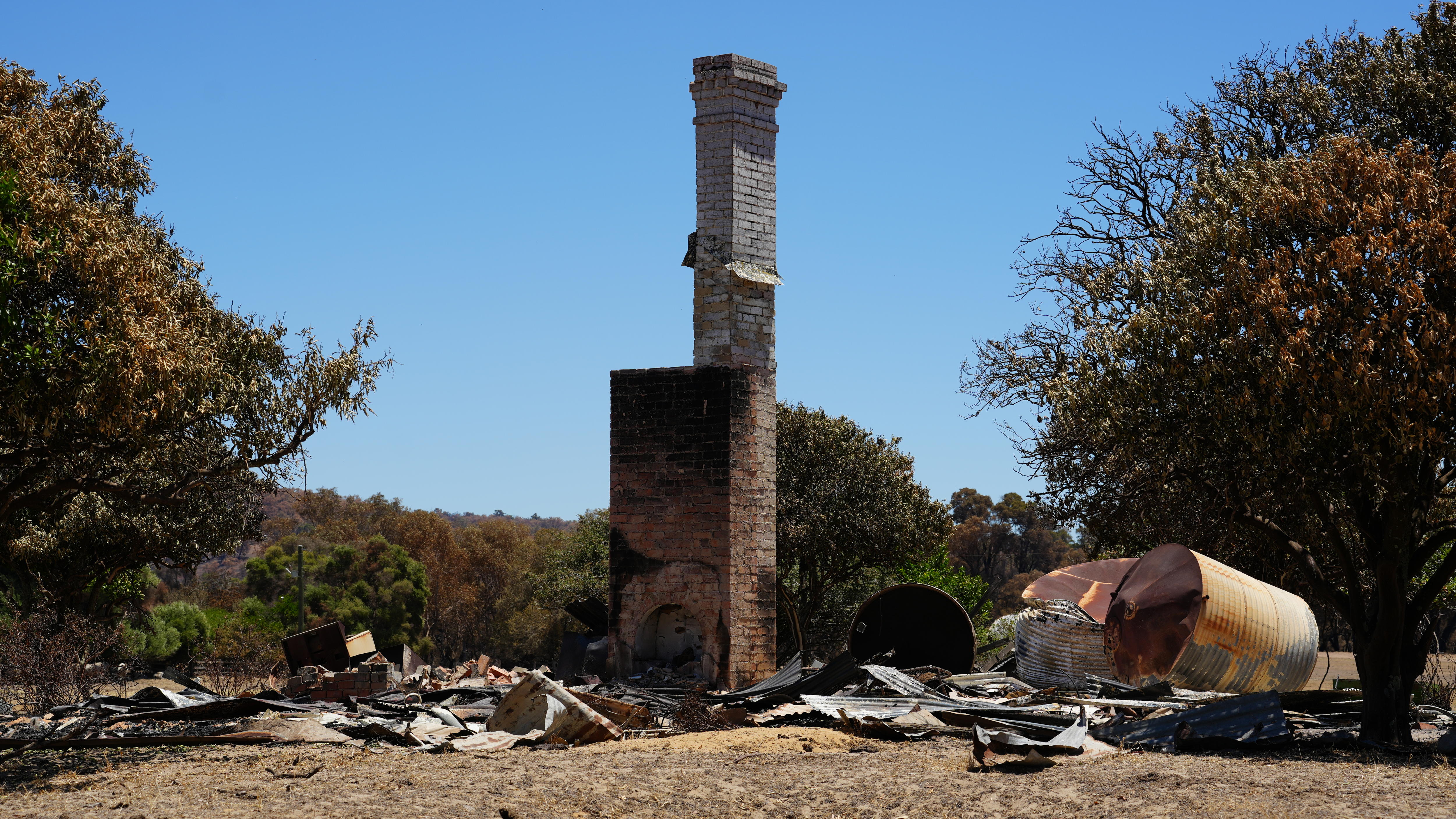 uma chaminé em uma casa queimada