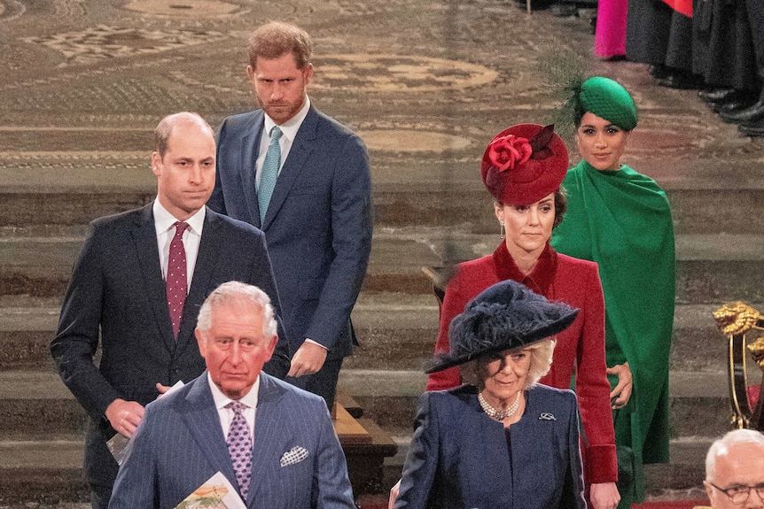 Le prince Charles et Camilla marchent derrière la reine, avec le prince William et Kate derrière eux et le prince Harry et Meghan à la suite.