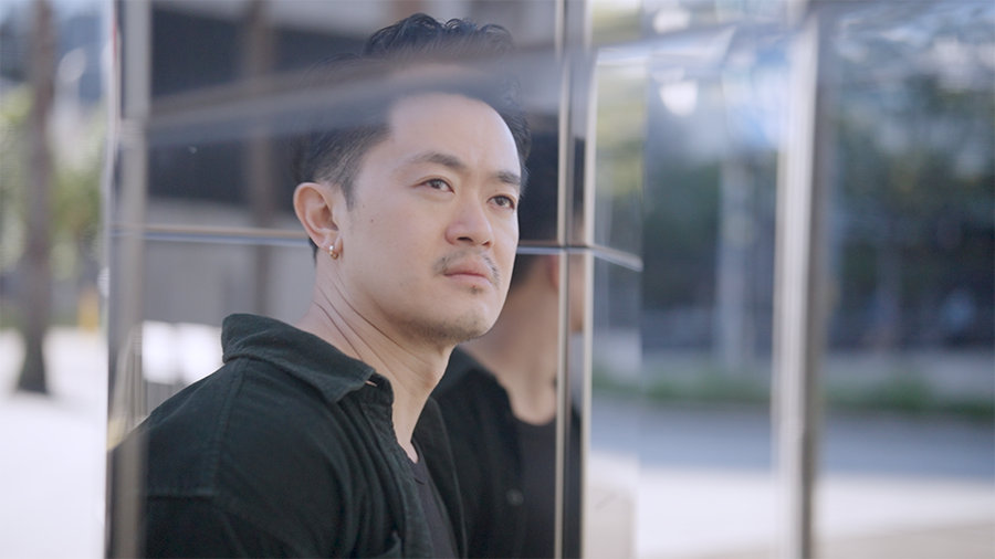 Pessoa interagindo com uma interface de IA, simbolizando a comunicação com um 