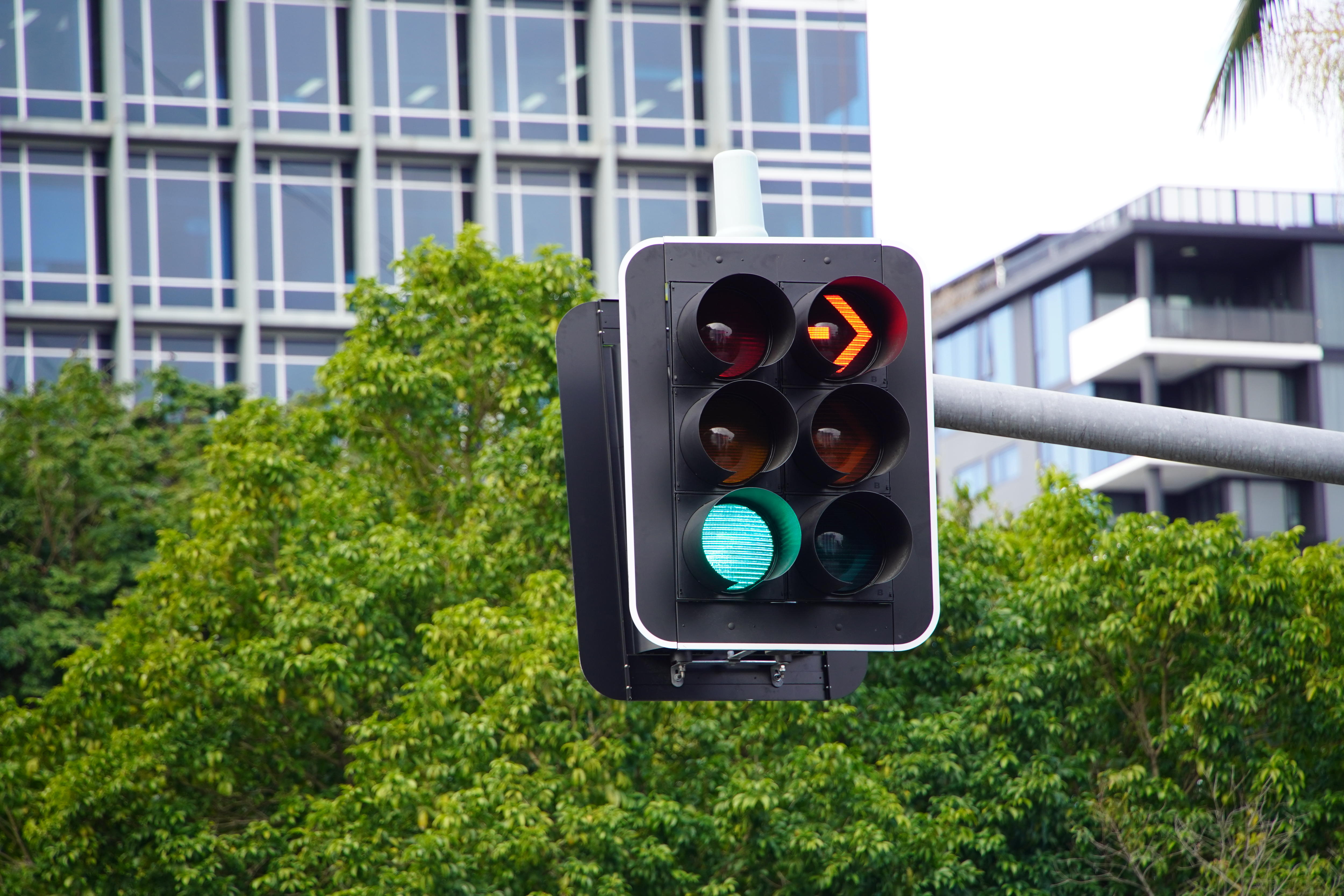 A set of traffic lights with one green and a red arrow.