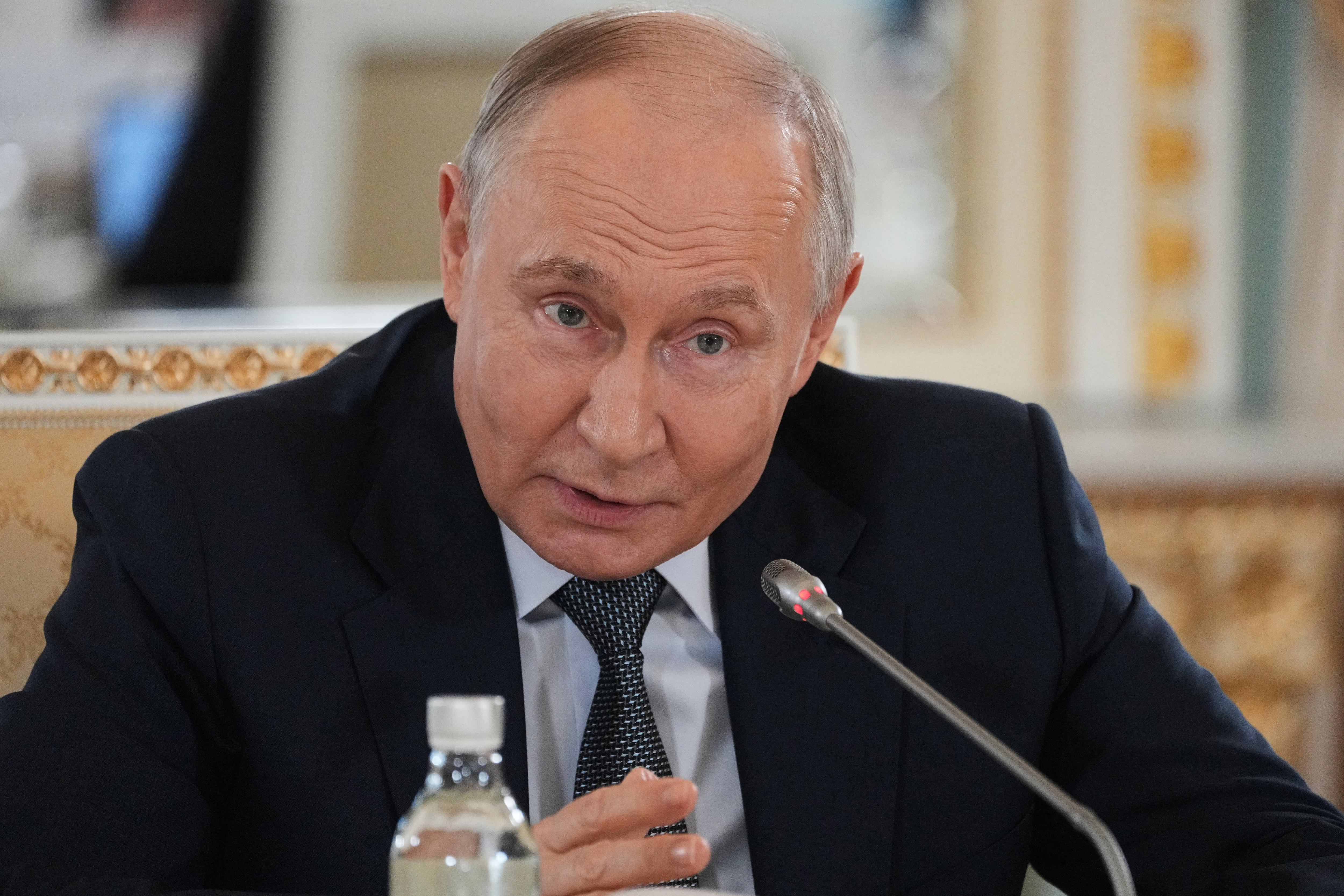 El presidente ruso, Vladimir Putin, habla por un micrófono durante una conferencia de prensa.
