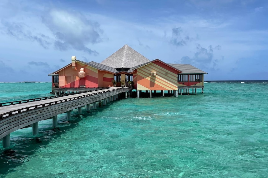 马尔代夫有1000多个岛屿，其中一些被豪华度假村占据。