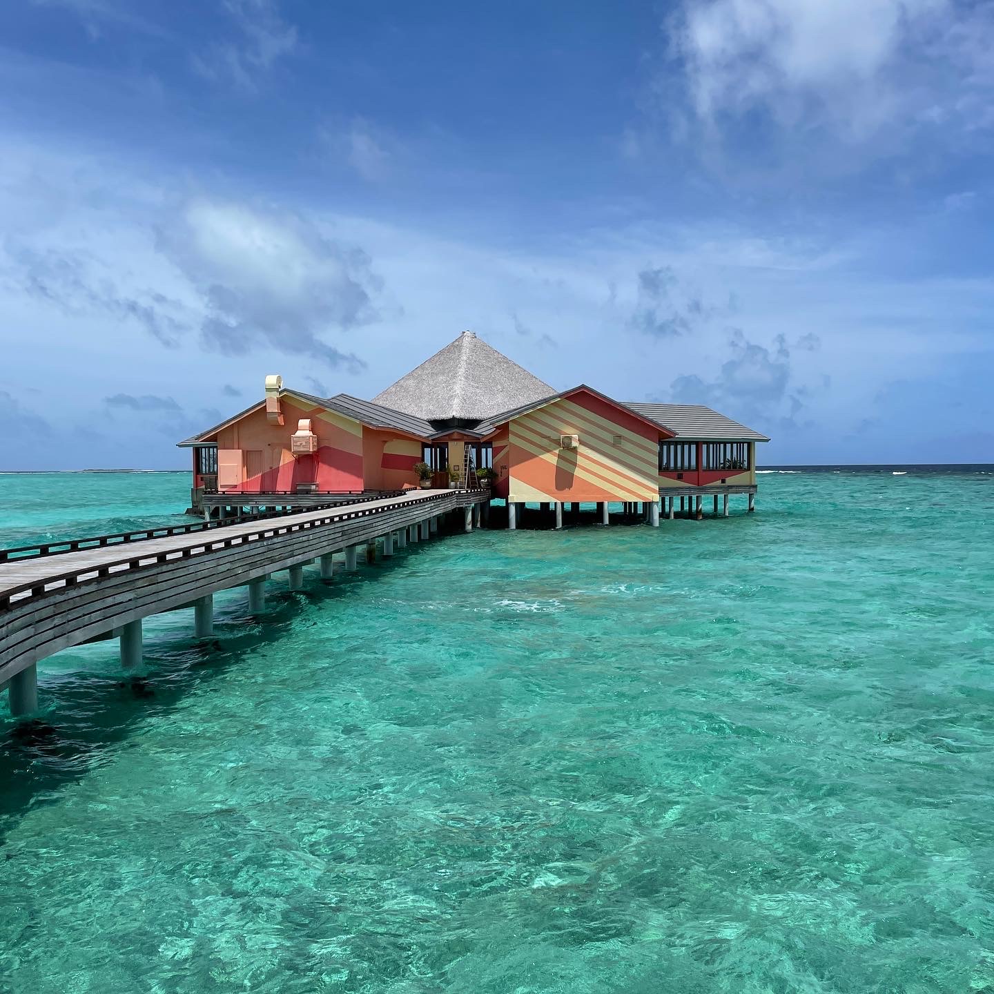 马尔代夫有1000多个岛屿，其中一些被豪华度假村占据。