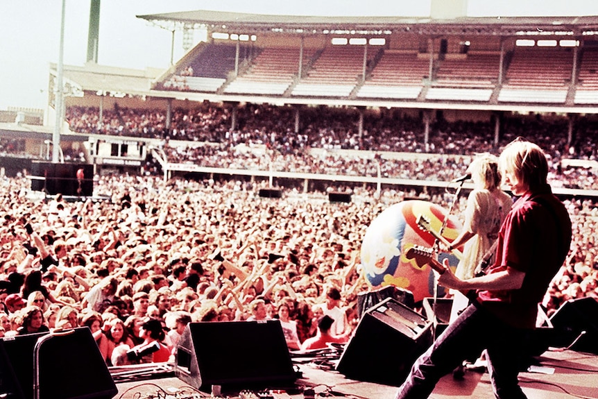 Hole play in front of a huge crowd at the 1995 Big Day Out