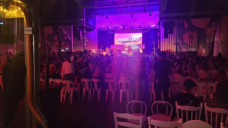 Menschen besuchen ein Konzert im Freien.