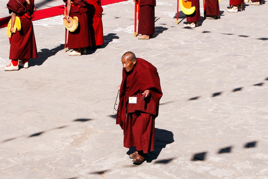 Un moine bouddhiste arrive dans un monastère