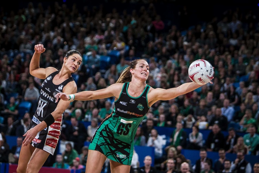 West Coast Fever's kate beveridge and Collingwood Magpies' April Brandley clash for the ball
