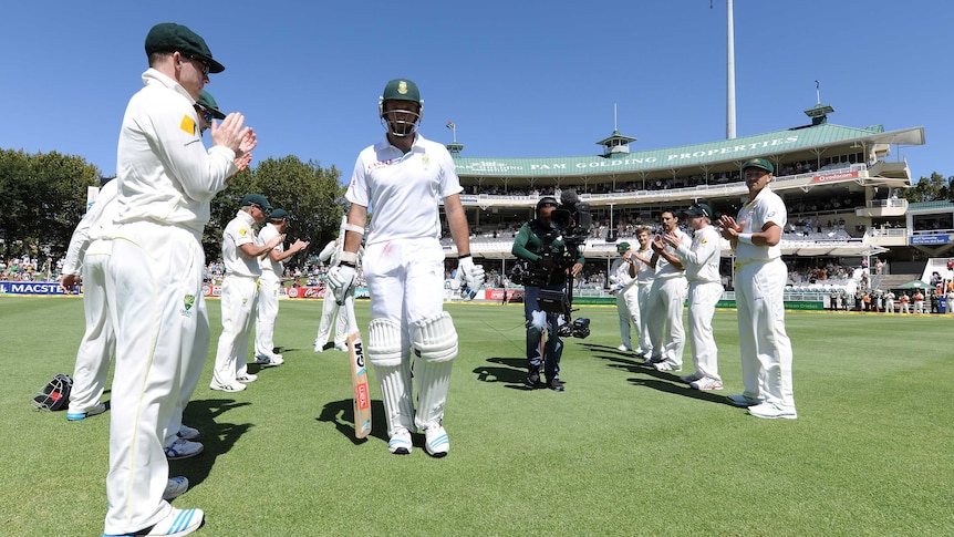 Graeme Smith receives a guard of honour from Australian players before his last Test innings.