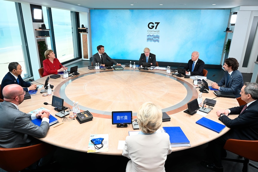 Światowi przywódcy zasiadają przy stole na szczycie spotkania G7 w Carbis Bay w Anglii.