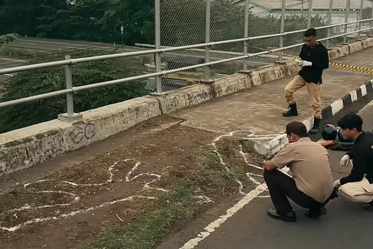 Three men, one of them in a police uniform, squatted facing chalk drawings of the bodies of the two victims.